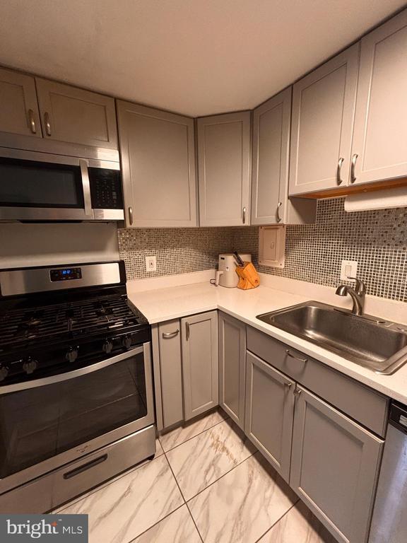 Building Photo - 2 Canterbury Square