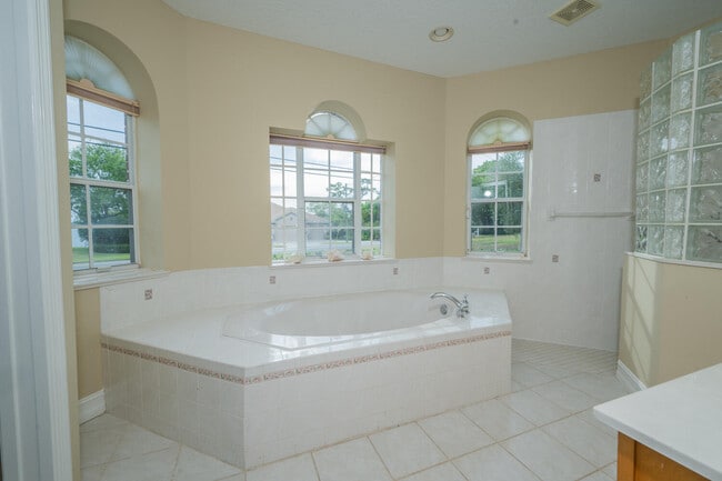 Building Photo - 500 Hidden Hollow Dr