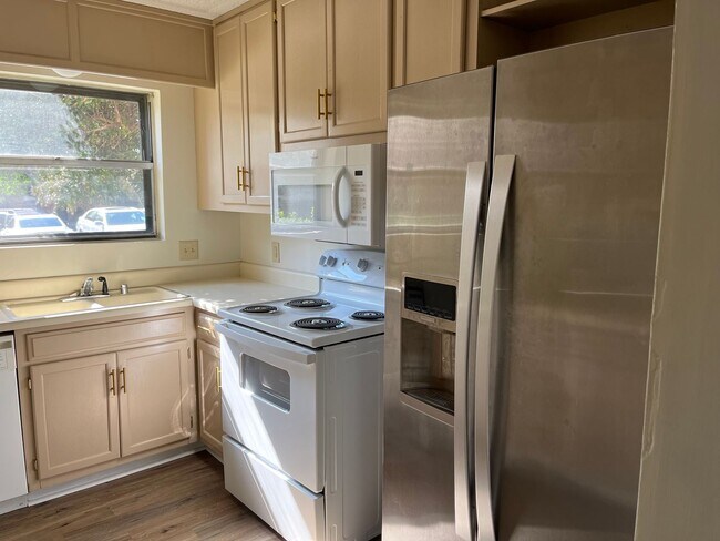 Building Photo - 2307 Colony Dr SW