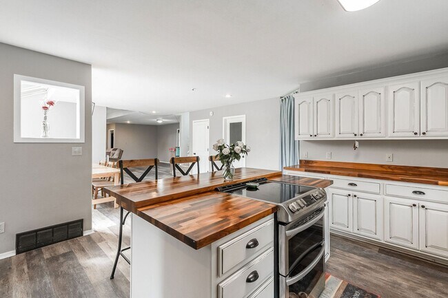 Building Photo - Private Country Living on 20 Acres in Somers