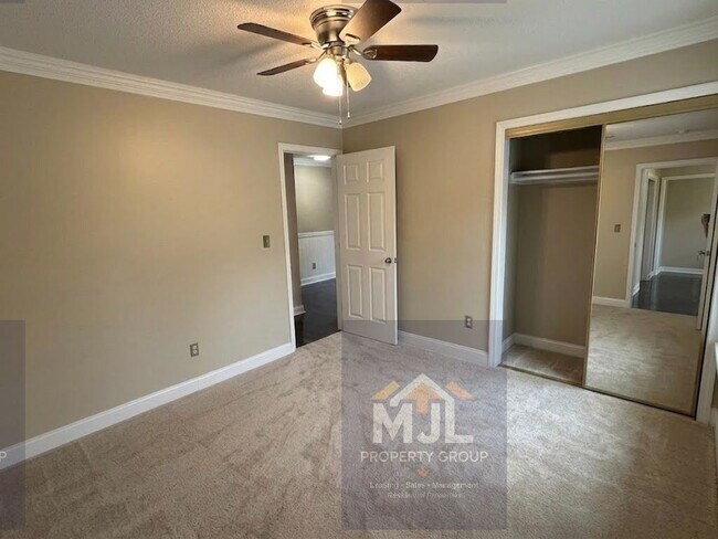 Building Photo - Renovated 2 Bedroom / 1 Bath Apartment W/ 1 Car Garage