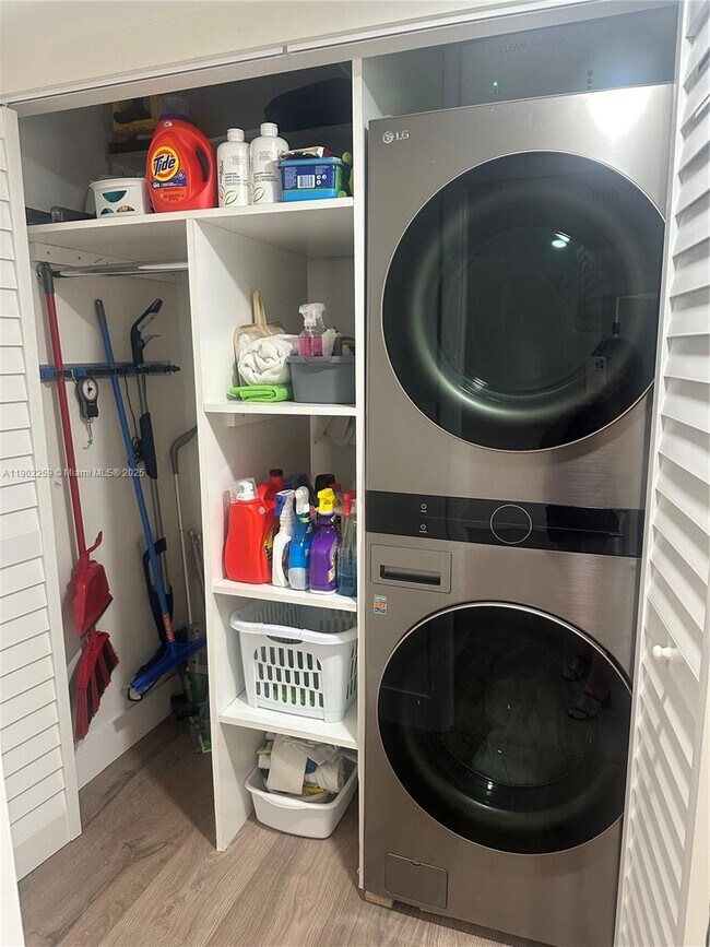 Building Photo - 9257 NW 9th Pl