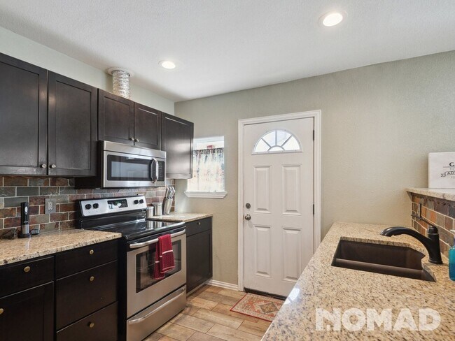 Building Photo - 1 bedroom renovated duplex