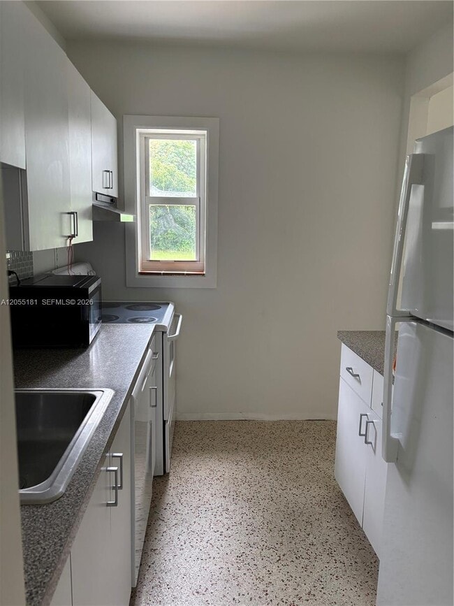Building Photo - 6410 SW 63rd Ct