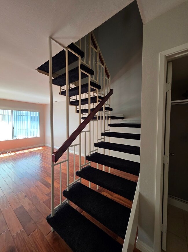 Building Photo - La Jolla Two Story Condo UTC