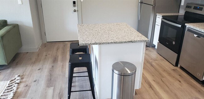 Building Photo - 2 br, 1 bath Apartment - The Metro