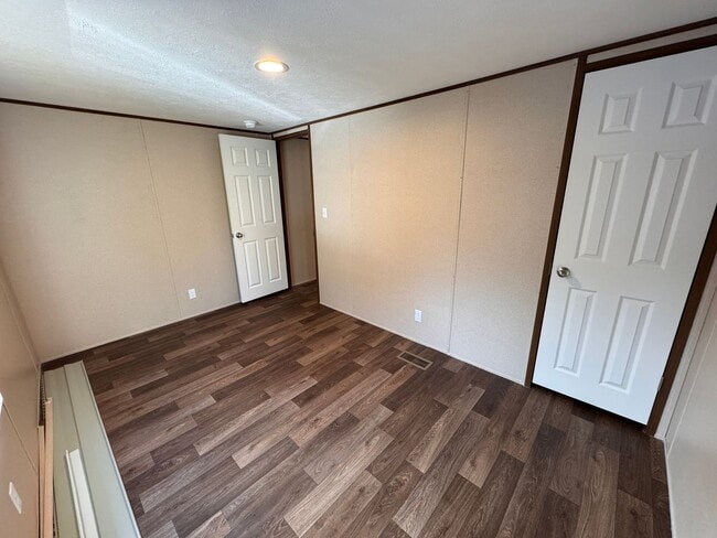 Building Photo - Energy-efficient mobile home for rent