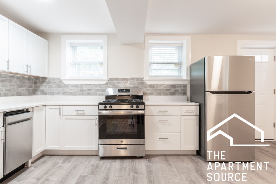 Building Photo - 852 W George St