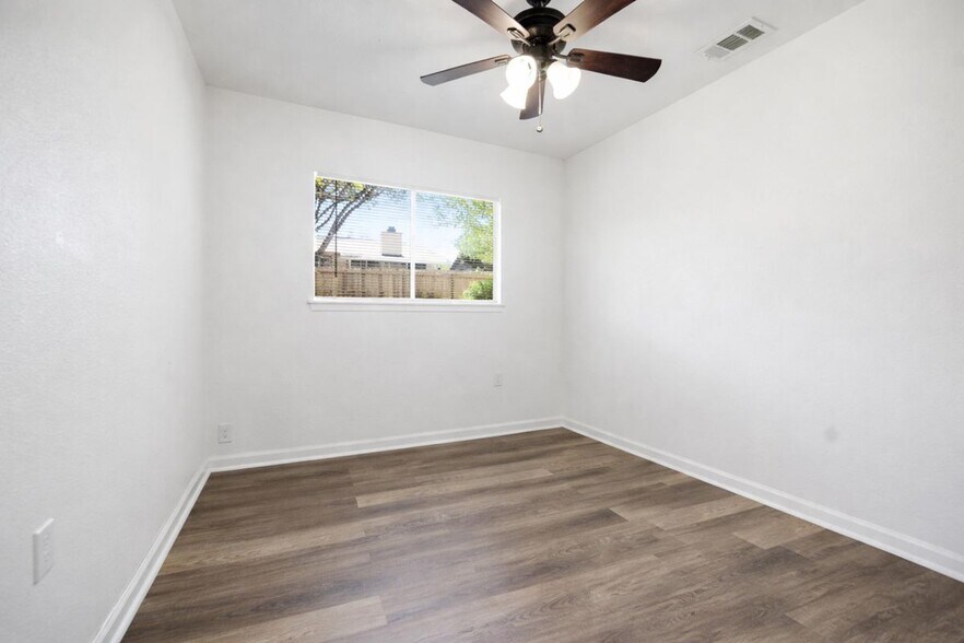 Building Photo - 5722 Misty Glen