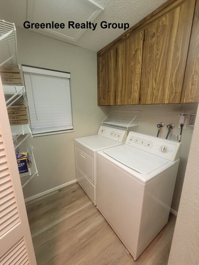 Building Photo - Don't miss this 2 Bed/ 1 Bath home in Holiday Lake Estates!