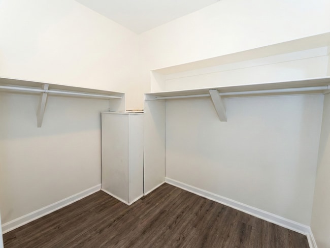 Building Photo - 235 King St