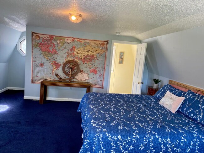 Huge bedroom (2nd floor) - 1296 Drift Rd