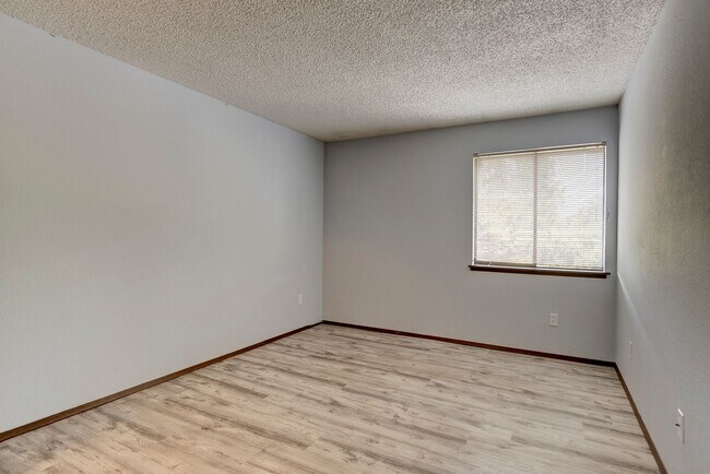 Building Photo - Charming 2-Bedroom Condo with Balcony – Pr...