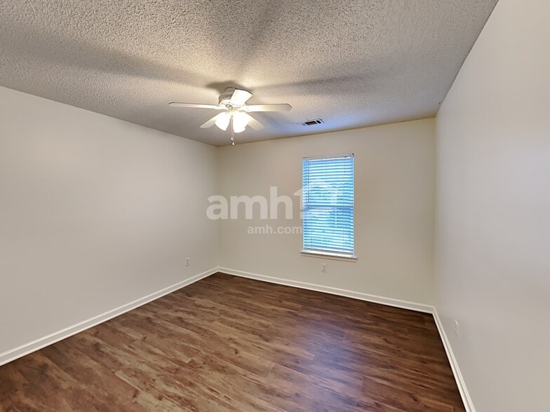 Building Photo - 1209 Lainster Dr SE