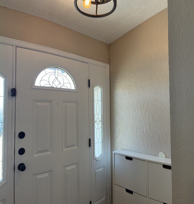 Building Photo - 5527 Carousel Dr