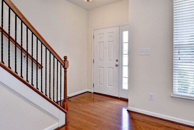 Building Photo - 3 Story Williamsburg Home
