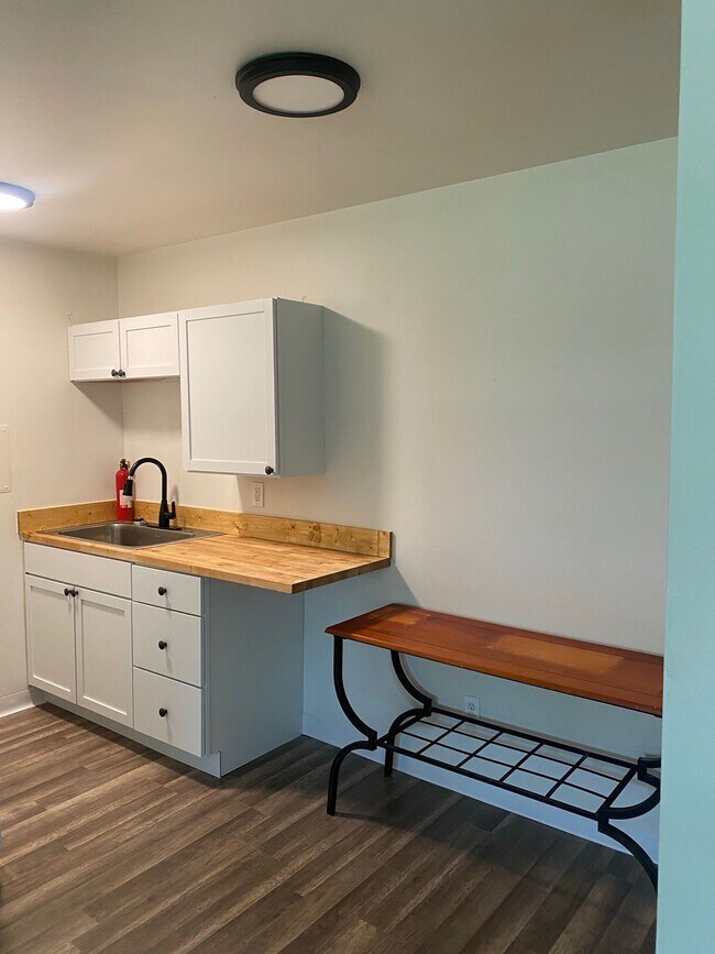 Building Photo - 3065 S Commerce Rd