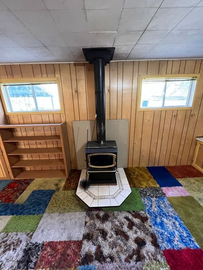 Building Photo - 3 Bed 2 Bath House with Attached 2 Car Garage & Trailer Parking