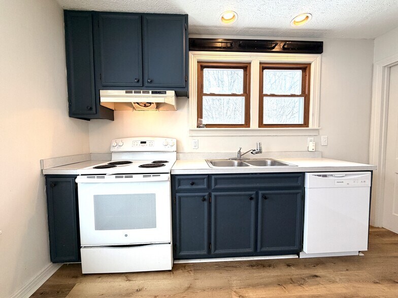 Building Photo - 988 N Maple St