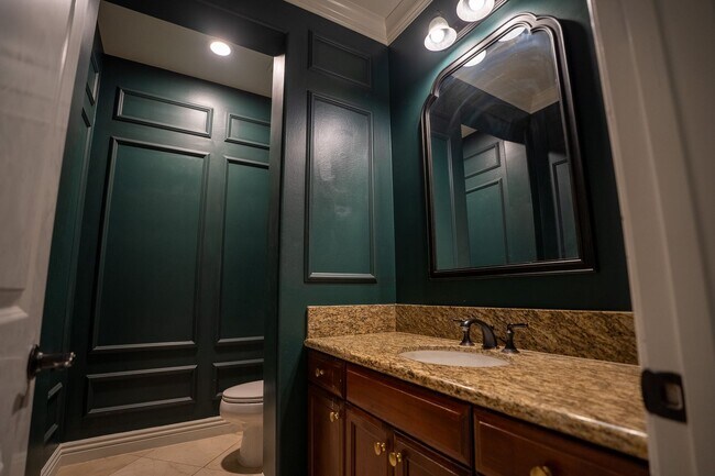 Building Photo - Exceptional estate Located In the highly desirable College Park Community.