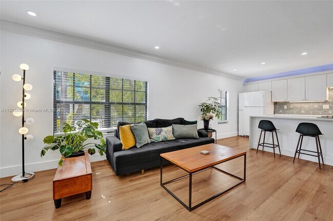 Building Photo - 815 NE 28th St