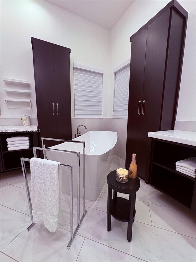 Building Photo - 959 Eve St