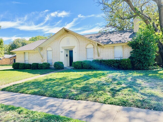 Building Photo - 2102 Richwood Dr