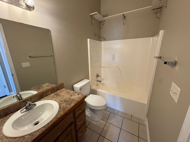 Building Photo - Great  3 bedroom - 2 bathroom - 2 car gara...