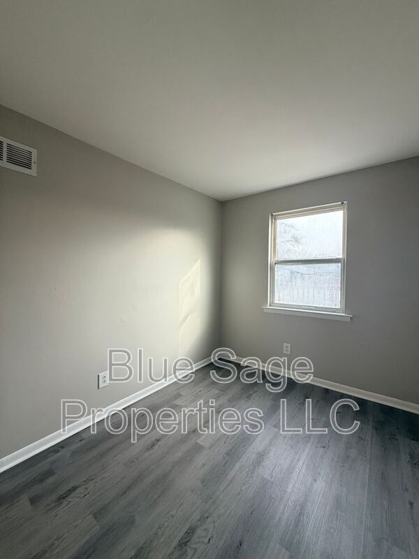 Building Photo - 727 Clifton Ave