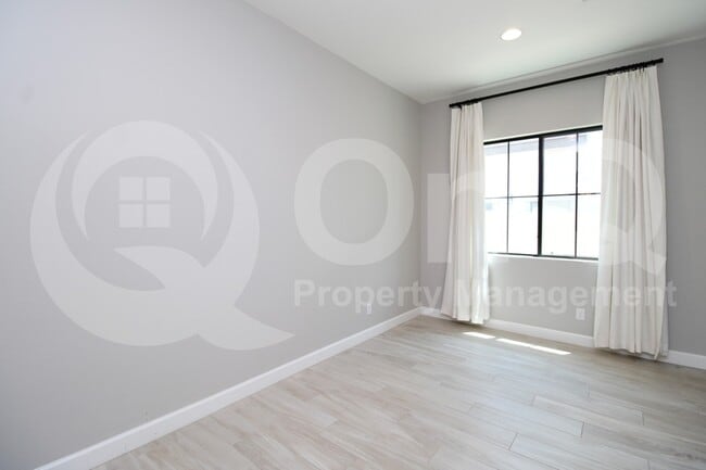 Building Photo - 3847 E Mead Dr