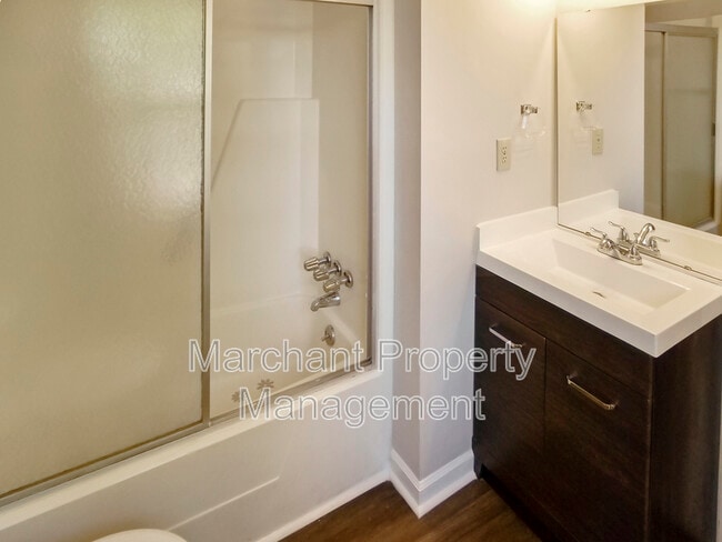 Building Photo - 106 E Bay Ct