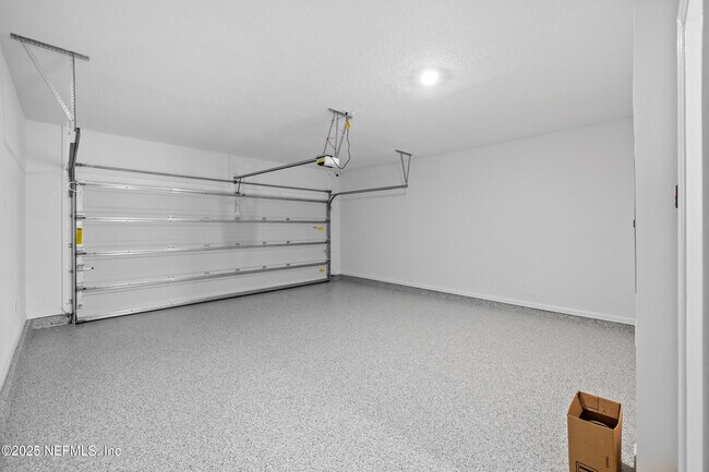 Building Photo - 180 Brandon Lks Dr