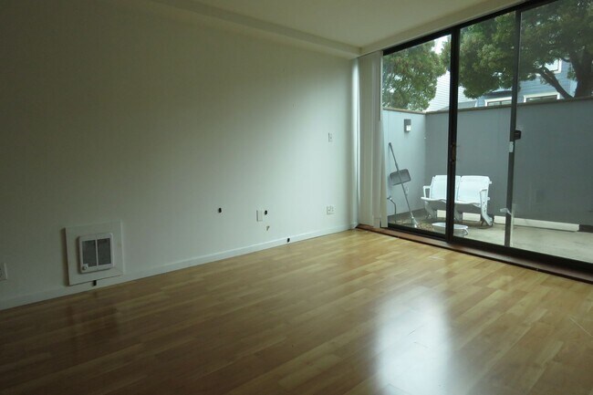 Building Photo - Unique Jr. One Bedroom with Views and Parking
