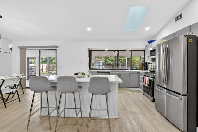 Building Photo - 481 SW Aster Rd