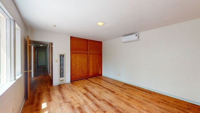 Building Photo - 711 B Ave