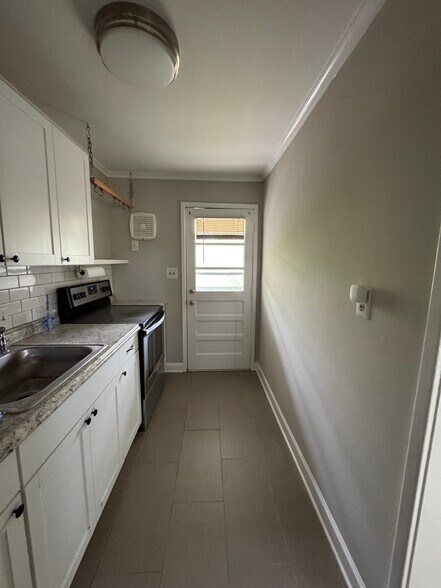 Building Photo - 701 Daniels St