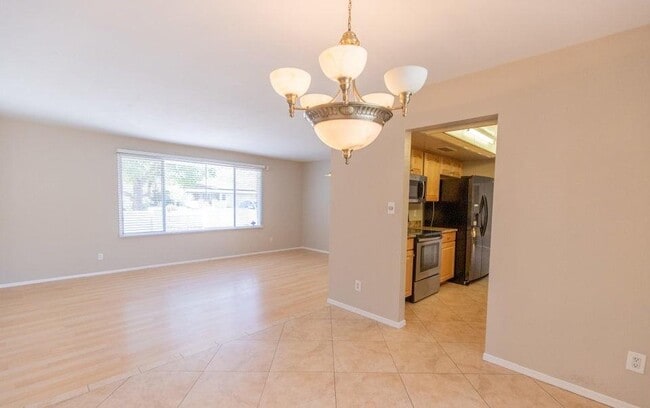 Building Photo - 2439 E Del Rio Dr