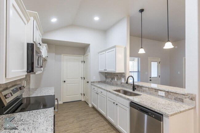 Building Photo - NEW CONSTRUCTION! 3 bed, 2 bath, 2 car garage; ALL KITCHEN APPLIANCES!