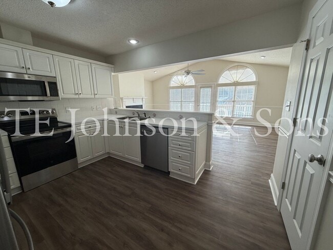 Building Photo - Spacious 3BR Home with Vaulted Ceilings, Gas Logs & Two Car Garage in Winston-Salem