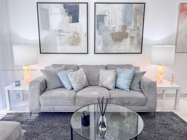 Building Photo - 3301 N Country Club Dr