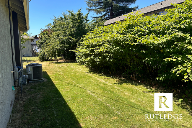 Building Photo - 3 Bedroom House in Central Point!