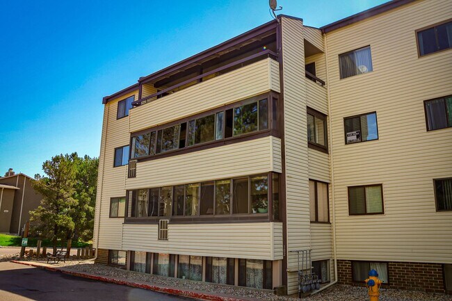 Building Photo - 3 Bedroom Rockrimmon Condo, NO DEPOSIT AND...