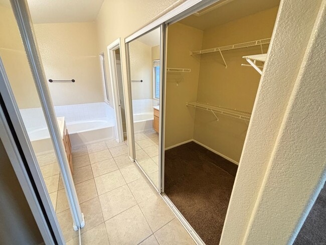 Building Photo - Gorgeous 3Bed/3Bath Home in the Gated Gree...