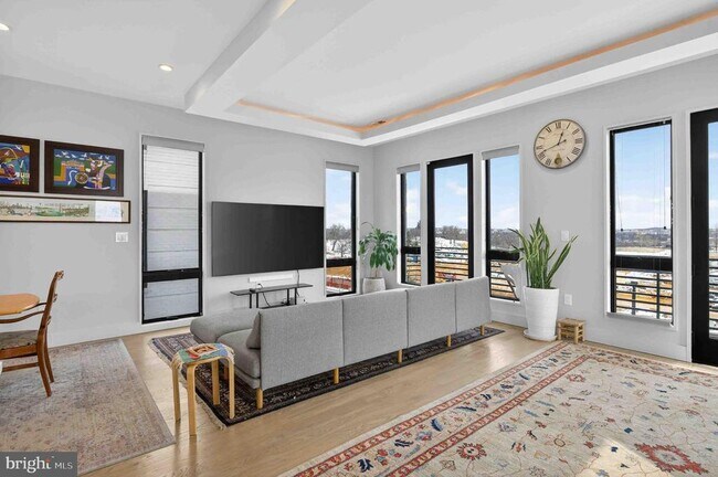 Building Photo - 911 S Oak St