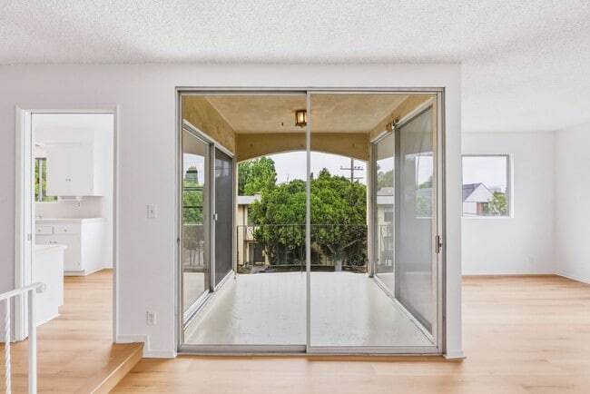 Building Photo - HUGE TOP FLOOR 2 BED 2 BATH IN PRIME SANTA MONICA! -FIREPLACE, BALCONY & GARAGE PARKING SPACE