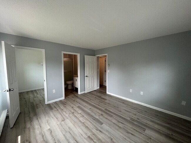 Building Photo - 32 Maple Crest Cir