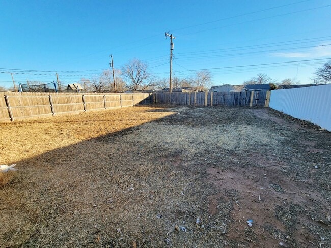 Building Photo - 3 Bedroom 1 Bath