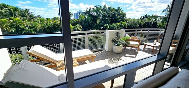 Building Photo - 365 SE 6th Ave