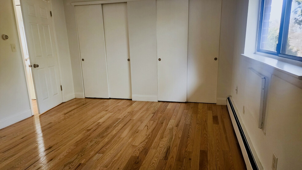 Master Bedroom - 86 Wakefield Cir