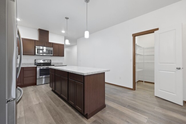 Building Photo - MOVE IN READY! 3 bed 2 bath Heat pump with...